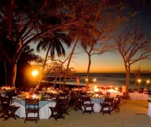 Aluguel de mesas e cadeiras para luau na praia